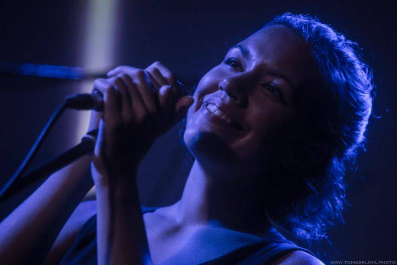 Adrian T. Bell odehrál na Cargo Gallery poslední letošní koncert v Praze