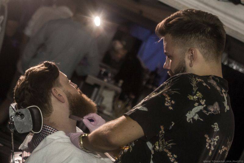 Adrian T. Bell odehrál na Cargo Gallery poslední letošní koncert v Praze