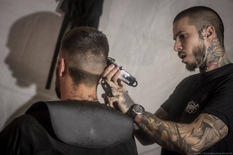 Adrian T. Bell odehrál na Cargo Gallery poslední letošní koncert v Praze