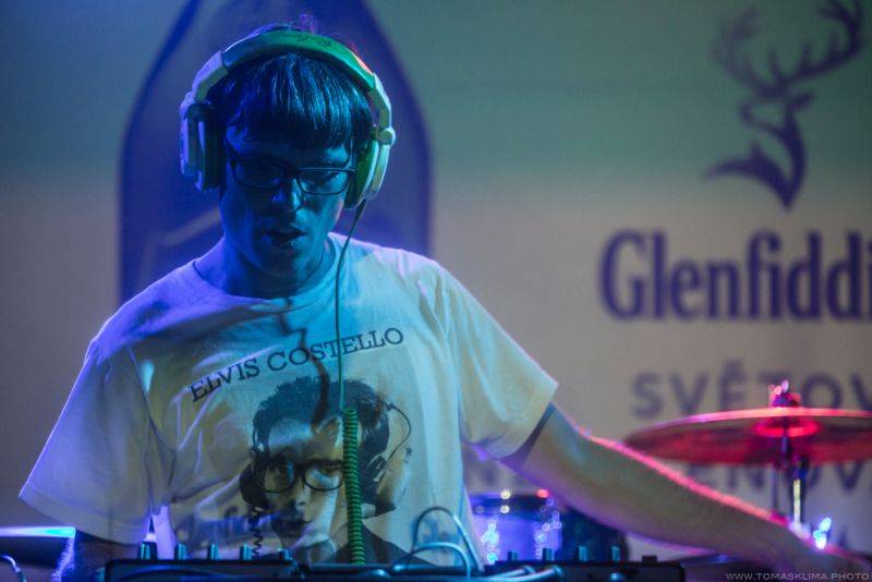 Adrian T. Bell odehrál na Cargo Gallery poslední letošní koncert v Praze