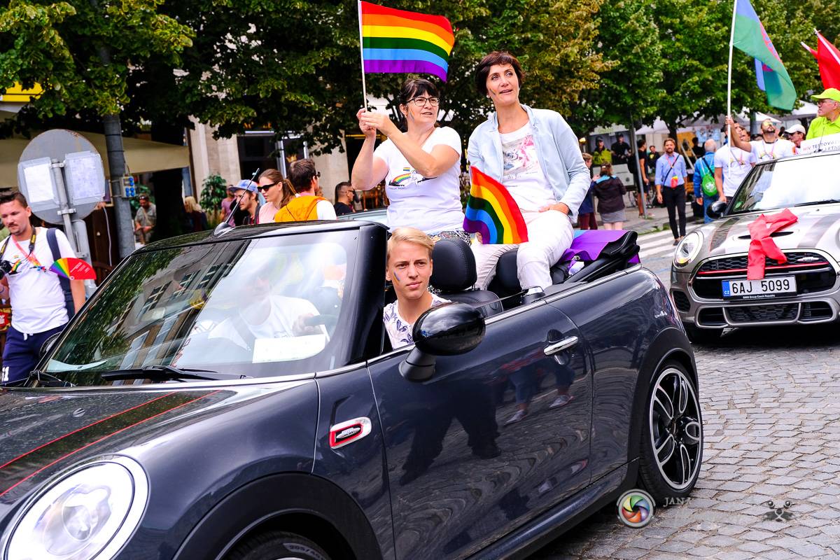 Prague Pride vyvrcholila duhovým průvodem a festivalem na Letné, vystoupila rapperka SharkaSs