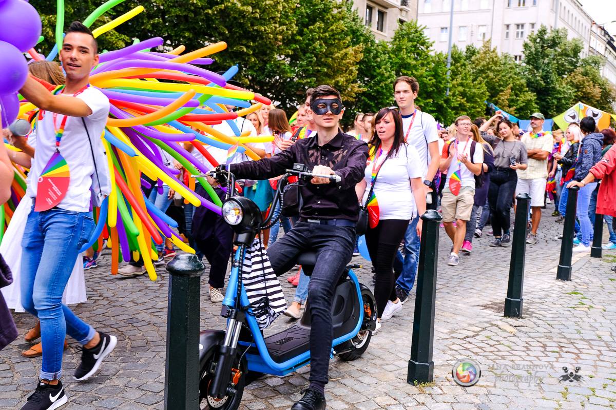 Prague Pride vyvrcholila duhovým průvodem a festivalem na Letné, vystoupila rapperka SharkaSs