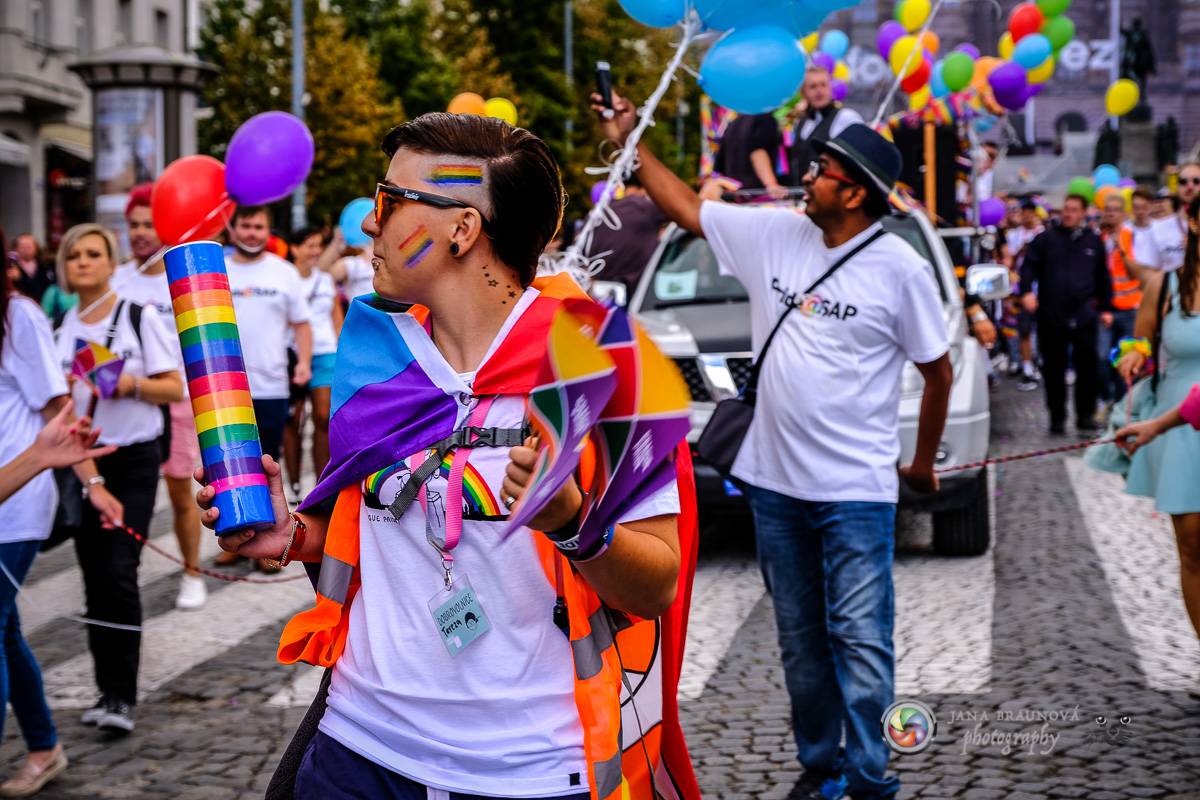 Prague Pride vyvrcholila duhovým průvodem a festivalem na Letné, vystoupila rapperka SharkaSs