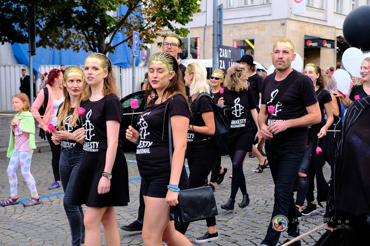 Prague Pride vyvrcholila duhovým průvodem a festivalem na Letné, vystoupila rapperka SharkaSs