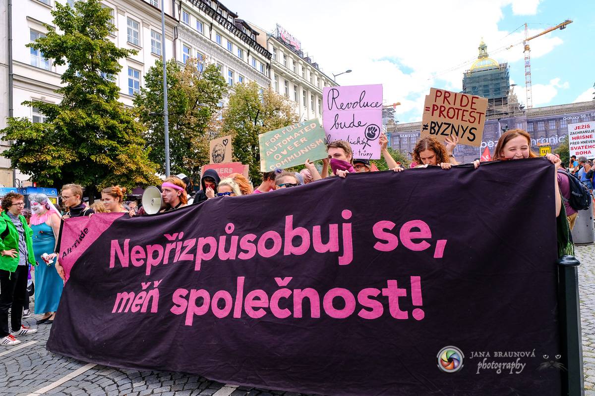 Prague Pride vyvrcholila duhovým průvodem a festivalem na Letné, vystoupila rapperka SharkaSs