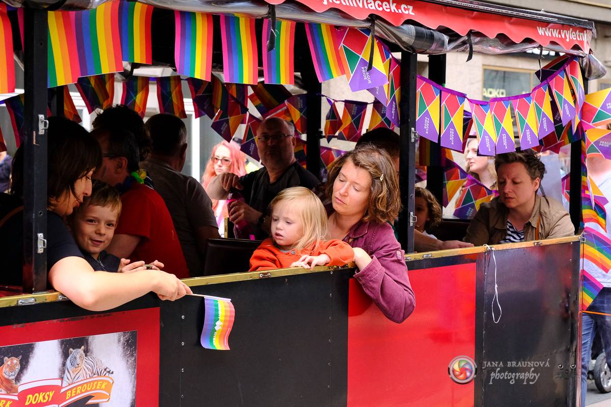 Prague Pride vyvrcholila duhovým průvodem a festivalem na Letné, vystoupila rapperka SharkaSs