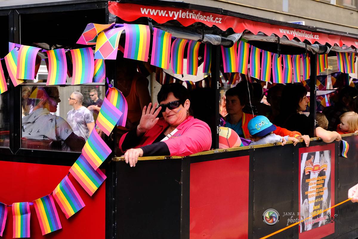 Prague Pride vyvrcholila duhovým průvodem a festivalem na Letné, vystoupila rapperka SharkaSs