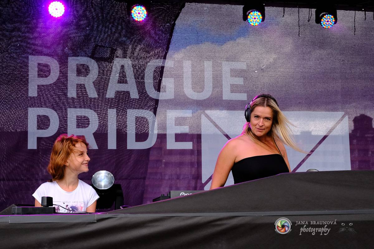 Prague Pride vyvrcholila duhovým průvodem a festivalem na Letné, vystoupila rapperka SharkaSs