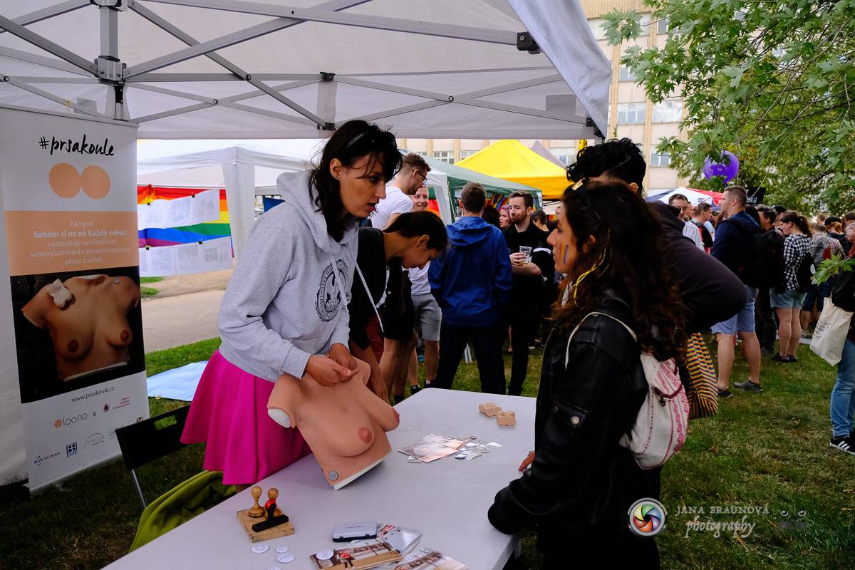 Prague Pride vyvrcholila duhovým průvodem a festivalem na Letné, vystoupila rapperka SharkaSs