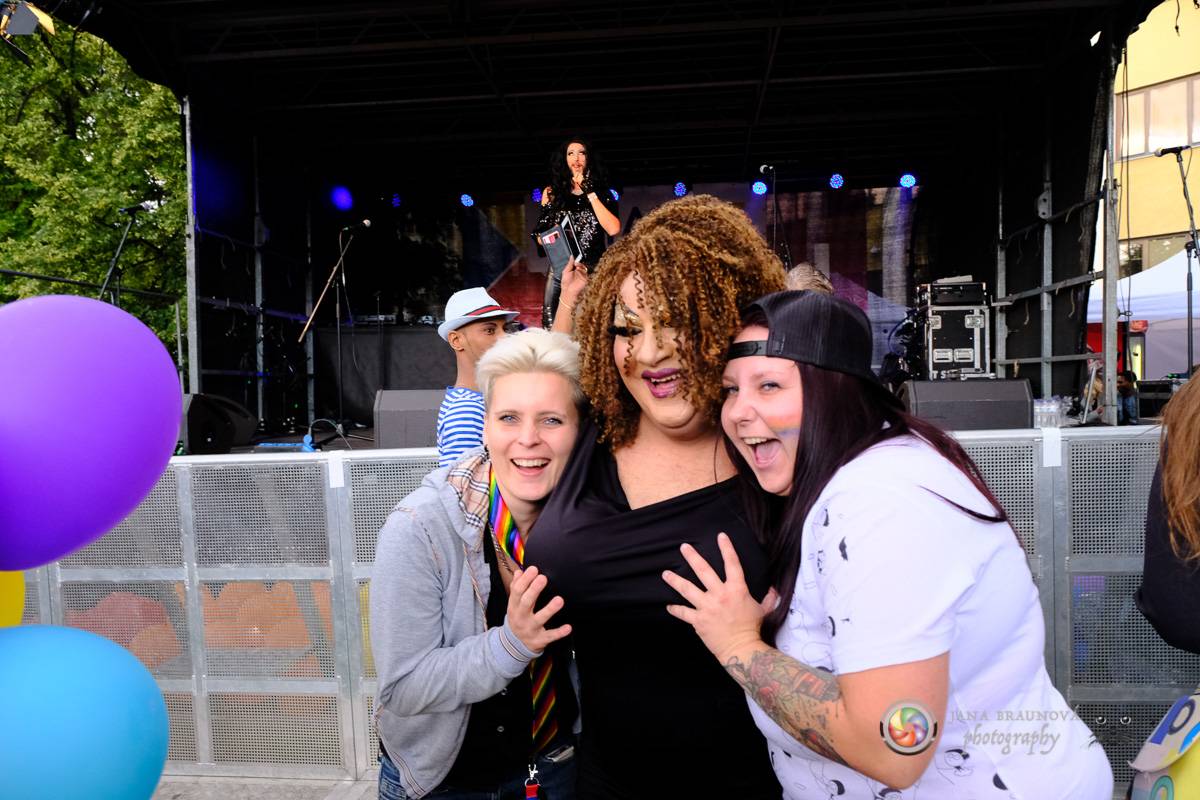 Prague Pride vyvrcholila duhovým průvodem a festivalem na Letné, vystoupila rapperka SharkaSs