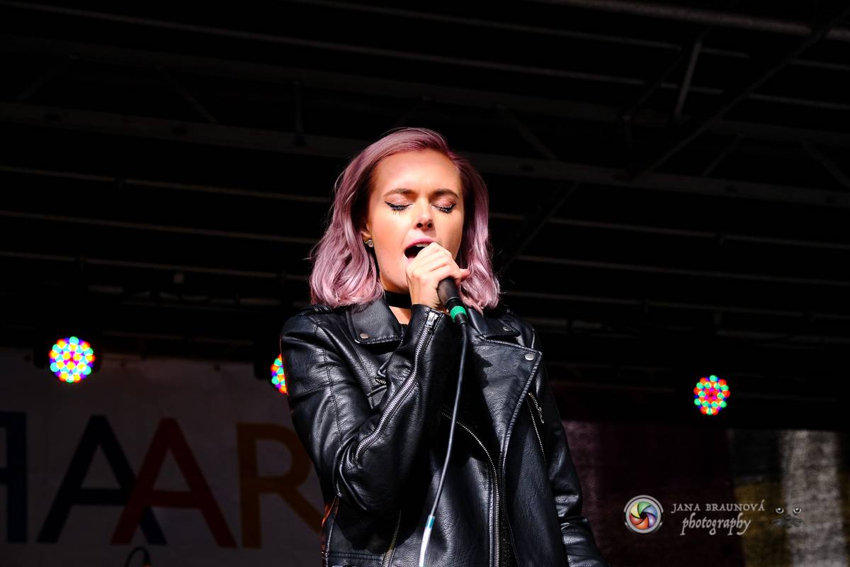 Prague Pride vyvrcholila duhovým průvodem a festivalem na Letné, vystoupila rapperka SharkaSs