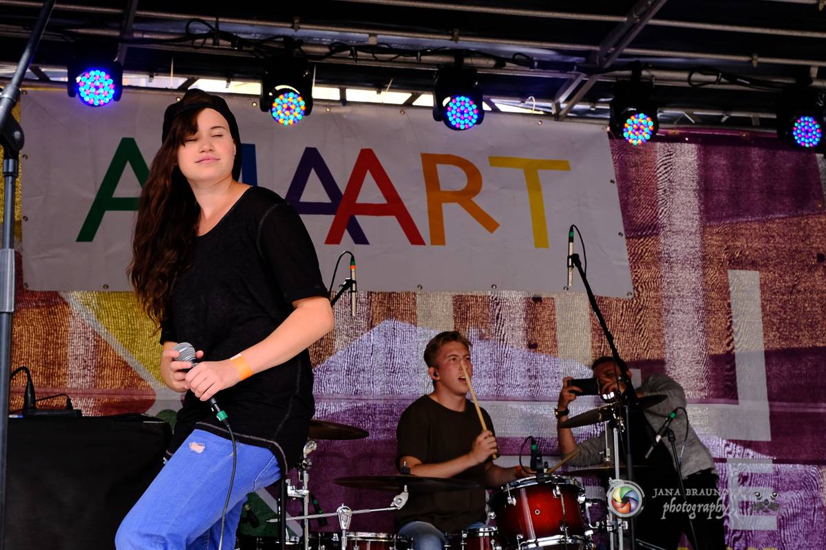 Prague Pride vyvrcholila duhovým průvodem a festivalem na Letné, vystoupila rapperka SharkaSs