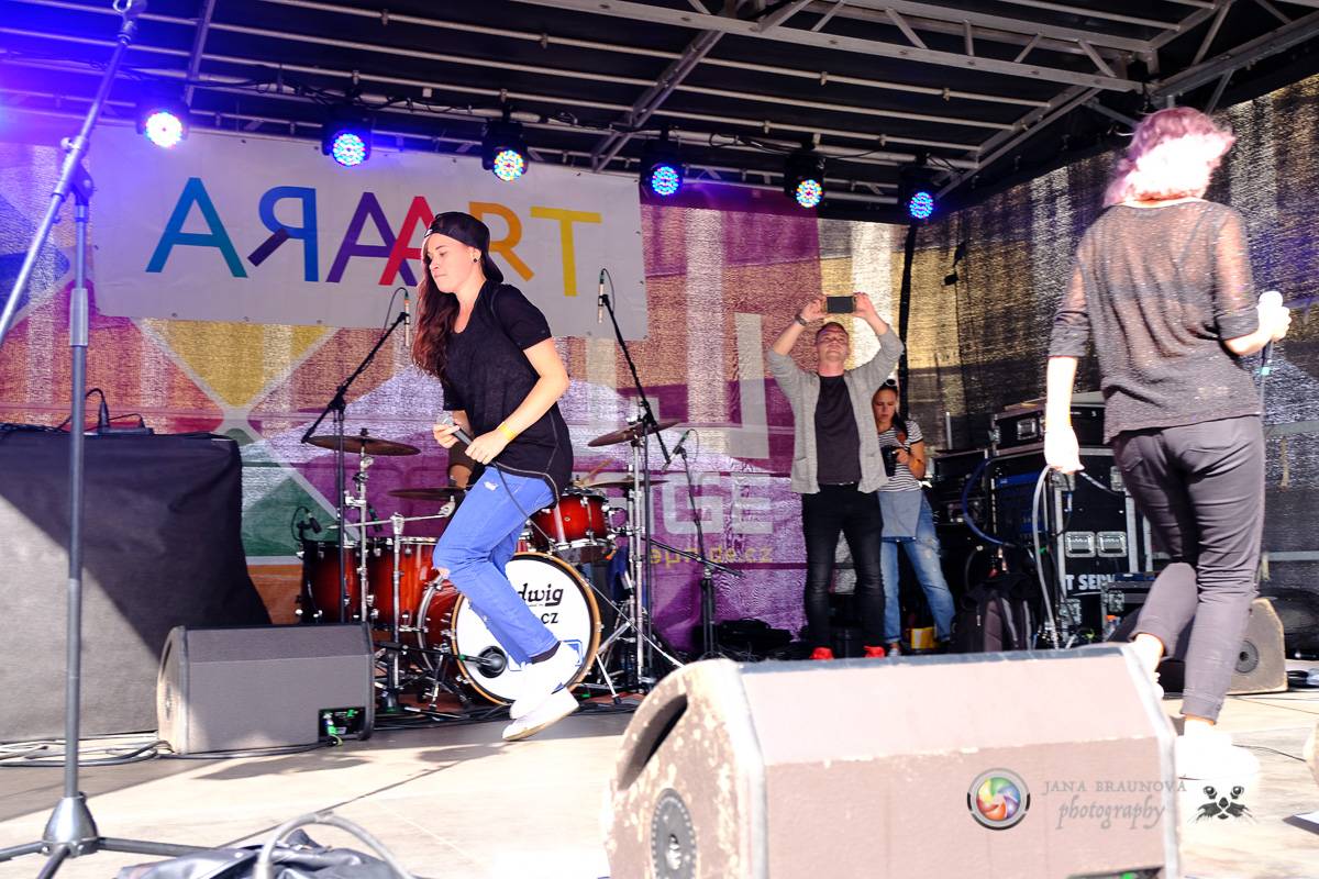 Prague Pride vyvrcholila duhovým průvodem a festivalem na Letné, vystoupila rapperka SharkaSs