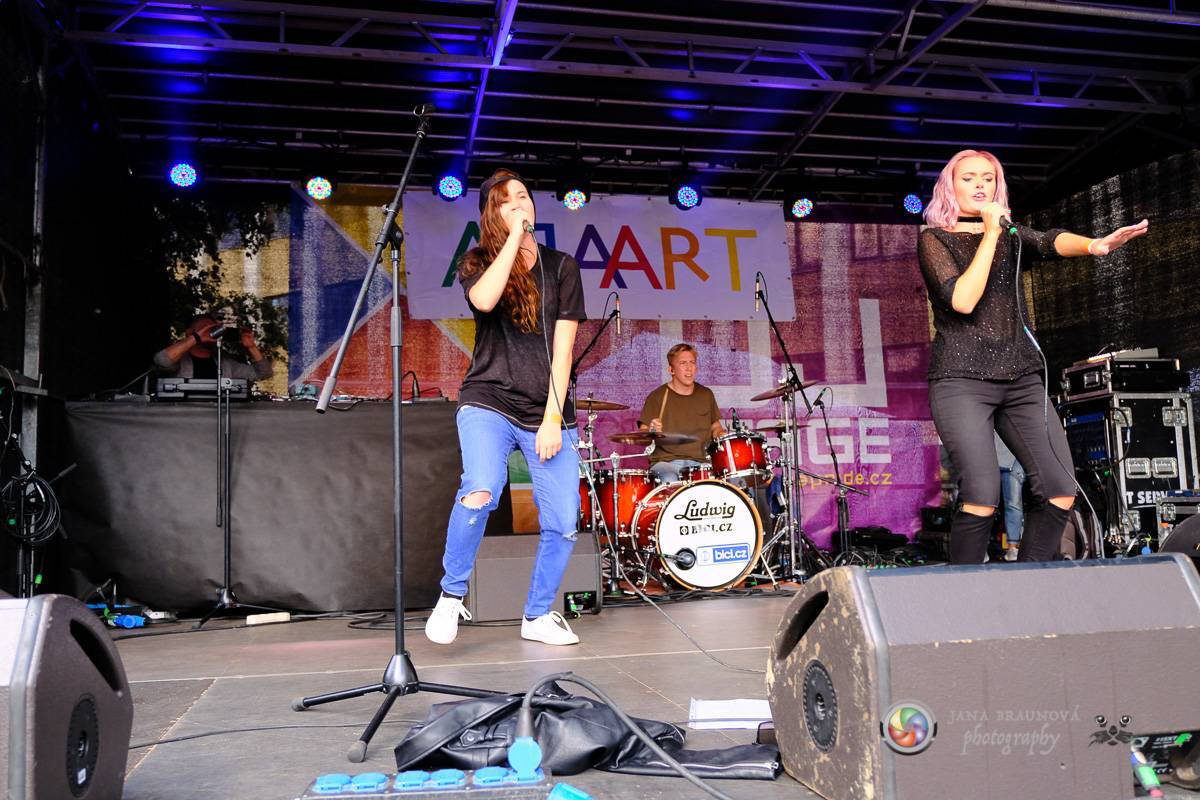 Prague Pride vyvrcholila duhovým průvodem a festivalem na Letné, vystoupila rapperka SharkaSs