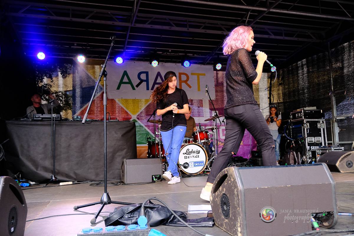 Prague Pride vyvrcholila duhovým průvodem a festivalem na Letné, vystoupila rapperka SharkaSs