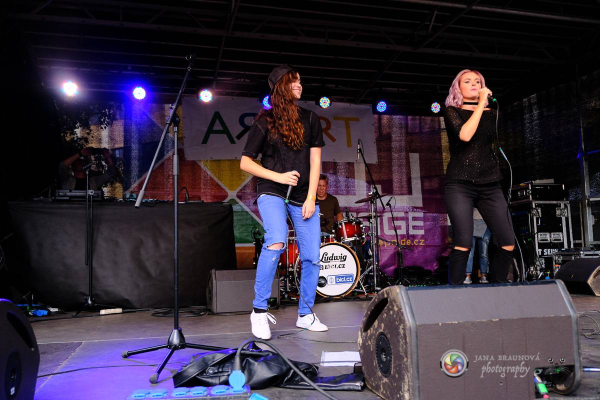 Prague Pride vyvrcholila duhovým průvodem a festivalem na Letné, vystoupila rapperka SharkaSs