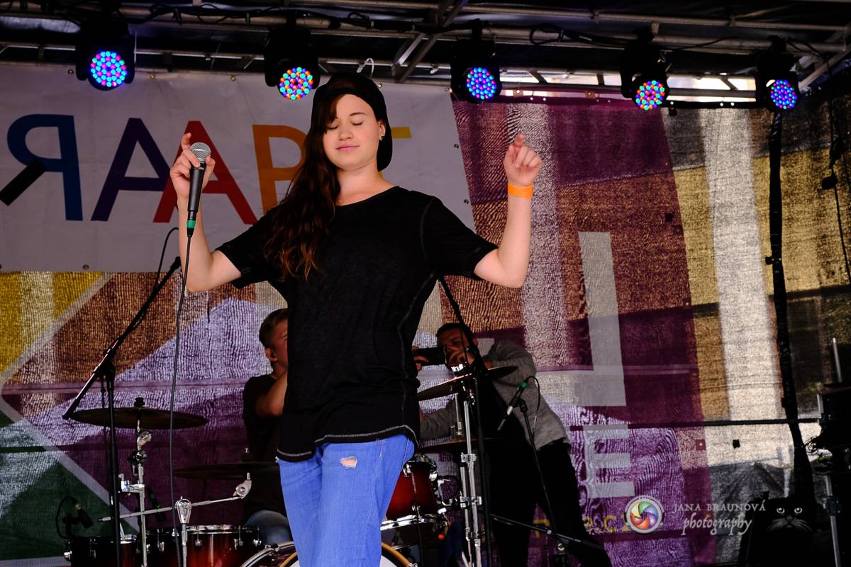 Prague Pride vyvrcholila duhovým průvodem a festivalem na Letné, vystoupila rapperka SharkaSs