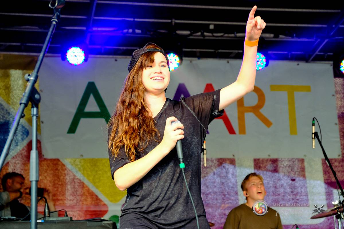 Prague Pride vyvrcholila duhovým průvodem a festivalem na Letné, vystoupila rapperka SharkaSs