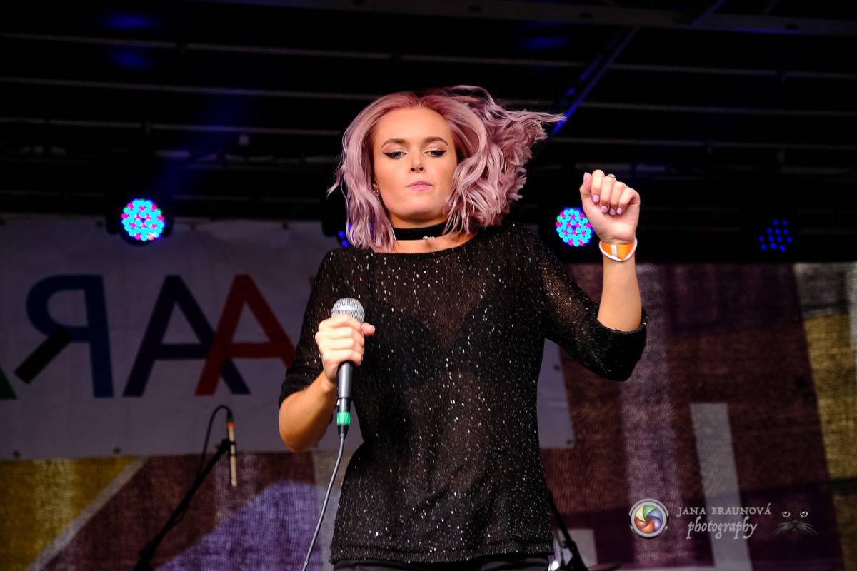 Prague Pride vyvrcholila duhovým průvodem a festivalem na Letné, vystoupila rapperka SharkaSs