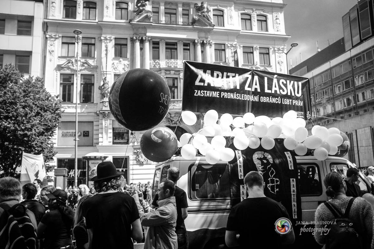 Prague Pride vyvrcholila duhovým průvodem a festivalem na Letné, vystoupila rapperka SharkaSs