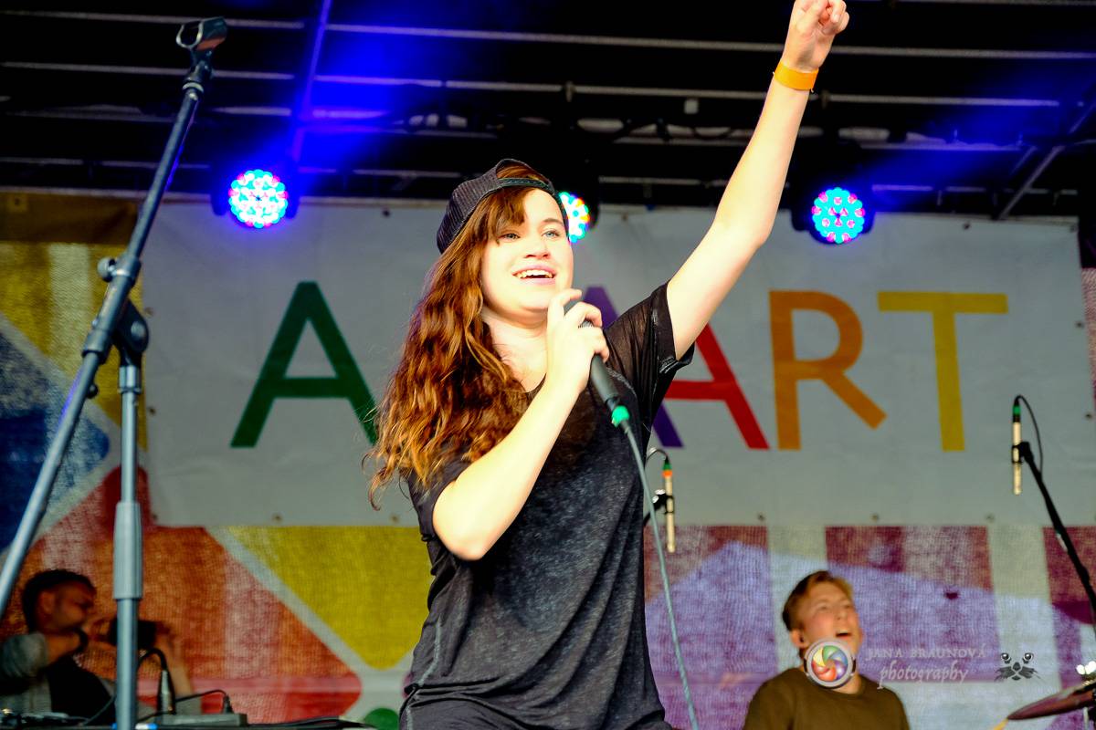 Prague Pride vyvrcholila duhovým průvodem a festivalem na Letné, vystoupila rapperka SharkaSs