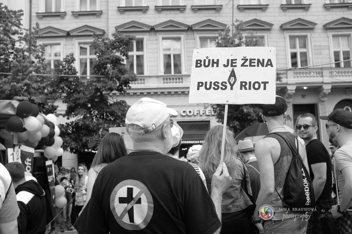 Prague Pride vyvrcholila duhovým průvodem a festivalem na Letné, vystoupila rapperka SharkaSs