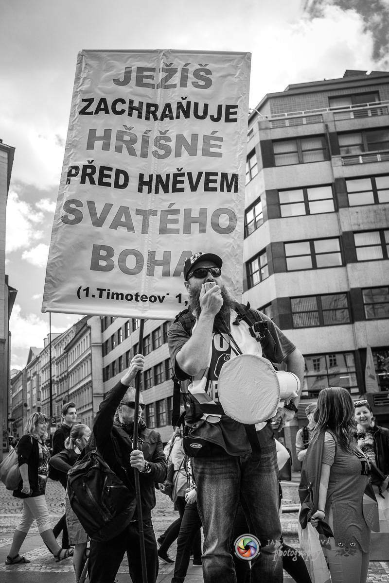 Prague Pride vyvrcholila duhovým průvodem a festivalem na Letné, vystoupila rapperka SharkaSs