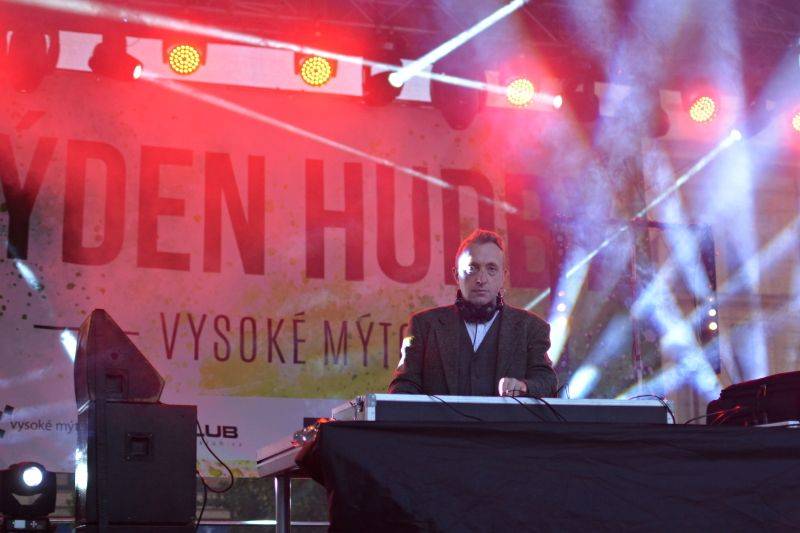 Týden hudby ve Vysokém Mýtě: Mydy Rabycad roztančili celé náměstí