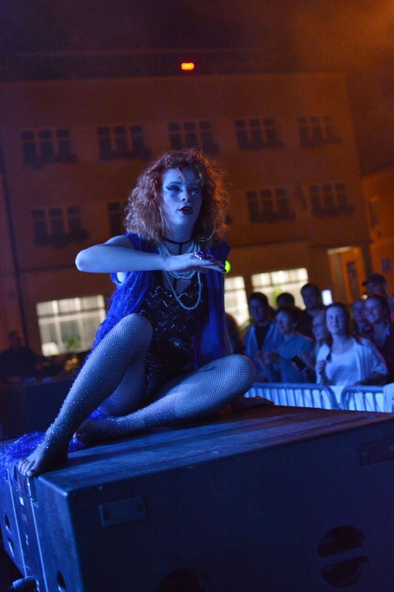 Týden hudby ve Vysokém Mýtě: Mydy Rabycad roztančili celé náměstí