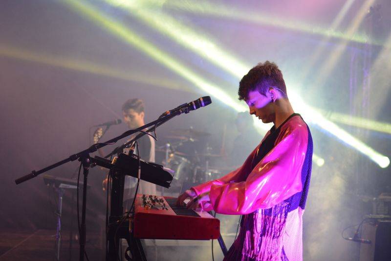 Týden hudby ve Vysokém Mýtě: Mydy Rabycad roztančili celé náměstí