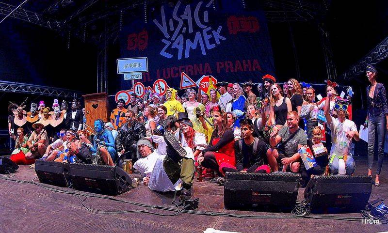 Hrady CZ: Pátek na Bouzově ovládli Rybičky 48 nebo Olympic, volily se nejlepší masky