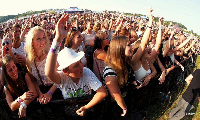 Hrady CZ: Sobotu na Bouzově provoněl Tomáš Klus vonnými tyčinkami, vystoupili i Anna K., Richard Müller nebo Majk Spirit