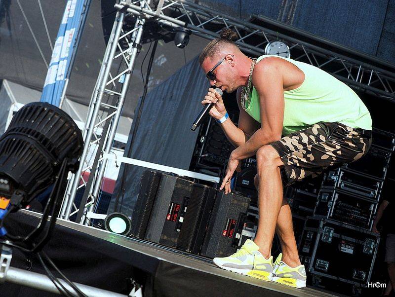 Hrady CZ: Sobotu na Bouzově provoněl Tomáš Klus vonnými tyčinkami, vystoupili i Anna K., Richard Müller nebo Majk Spirit