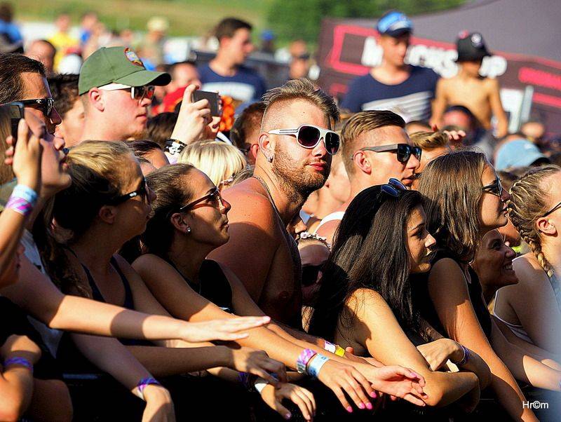 Hrady CZ: Sobotu na Bouzově provoněl Tomáš Klus vonnými tyčinkami, vystoupili i Anna K., Richard Müller nebo Majk Spirit