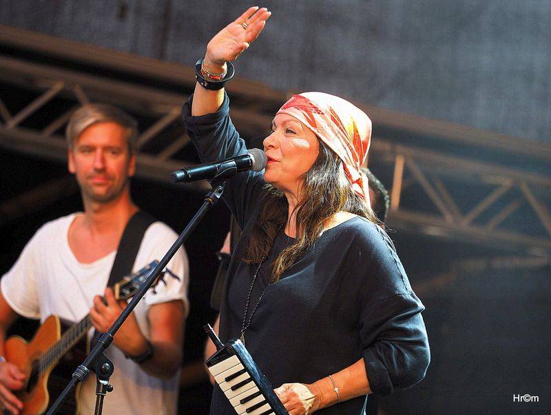 Hrady CZ: Sobotu na Bouzově provoněl Tomáš Klus vonnými tyčinkami, vystoupili i Anna K., Richard Müller nebo Majk Spirit