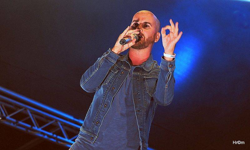 Hrady CZ: Sobotu na Bouzově provoněl Tomáš Klus vonnými tyčinkami, vystoupili i Anna K., Richard Müller nebo Majk Spirit