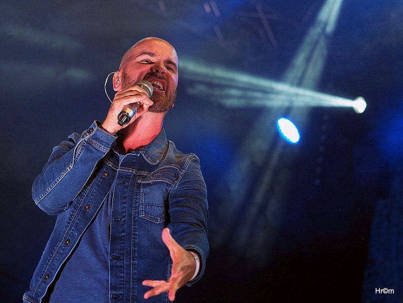 Hrady CZ: Sobotu na Bouzově provoněl Tomáš Klus vonnými tyčinkami, vystoupili i Anna K., Richard Müller nebo Majk Spirit