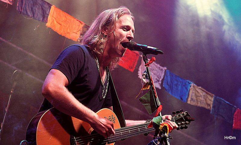 Hrady CZ: Sobotu na Bouzově provoněl Tomáš Klus vonnými tyčinkami, vystoupili i Anna K., Richard Müller nebo Majk Spirit