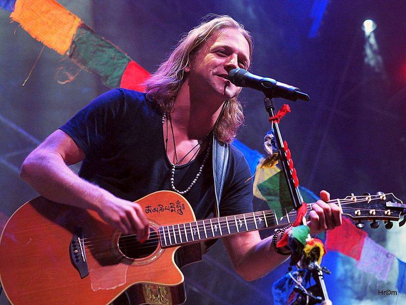 Hrady CZ: Sobotu na Bouzově provoněl Tomáš Klus vonnými tyčinkami, vystoupili i Anna K., Richard Müller nebo Majk Spirit