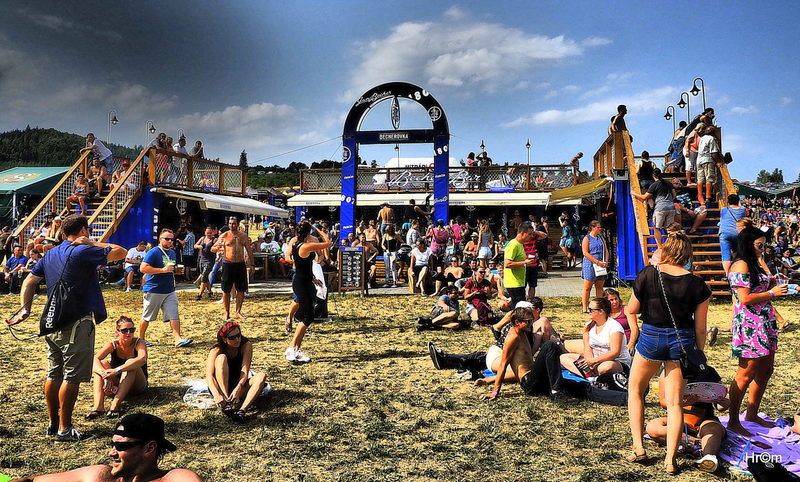 Hrady CZ: Sobotu na Bouzově provoněl Tomáš Klus vonnými tyčinkami, vystoupili i Anna K., Richard Müller nebo Majk Spirit