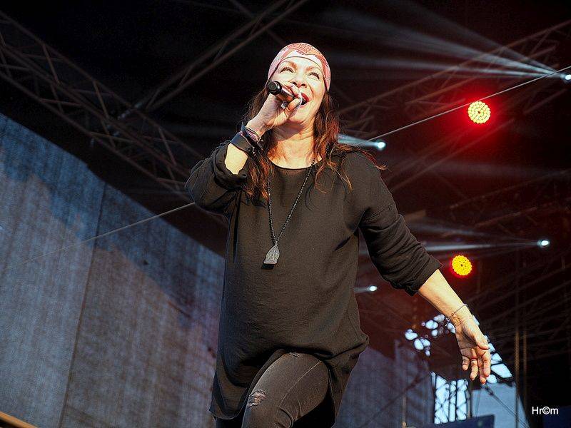 Hrady CZ: Sobotu na Bouzově provoněl Tomáš Klus vonnými tyčinkami, vystoupili i Anna K., Richard Müller nebo Majk Spirit