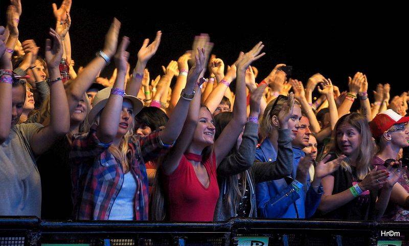 Hrady CZ: Sobotu na Bouzově provoněl Tomáš Klus vonnými tyčinkami, vystoupili i Anna K., Richard Müller nebo Majk Spirit