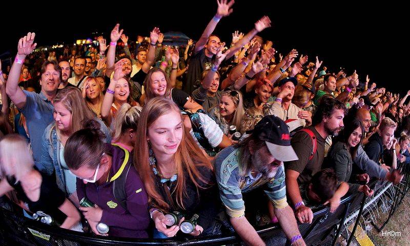 Hrady CZ: Sobotu na Bouzově provoněl Tomáš Klus vonnými tyčinkami, vystoupili i Anna K., Richard Müller nebo Majk Spirit