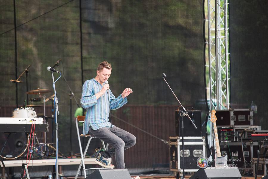 Miro Žbirka, Katarína Knechtová a Ondřej Ruml vystoupili v amfiteátru Loket přímo pod hradem