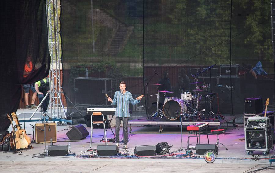 Miro Žbirka, Katarína Knechtová a Ondřej Ruml vystoupili v amfiteátru Loket přímo pod hradem