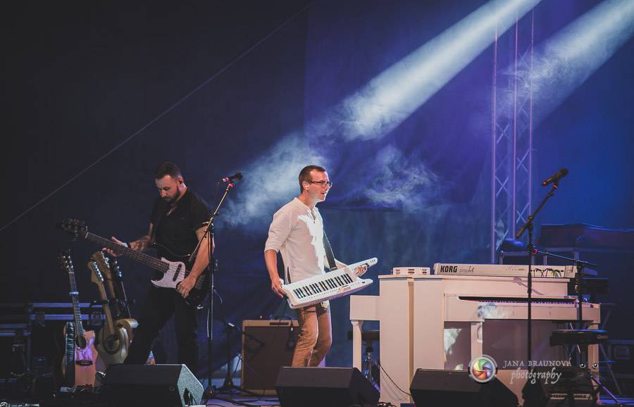 Miro Žbirka, Katarína Knechtová a Ondřej Ruml vystoupili v amfiteátru Loket přímo pod hradem