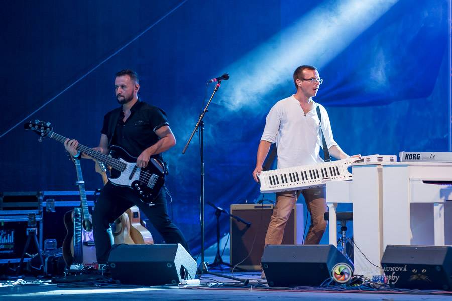 Miro Žbirka, Katarína Knechtová a Ondřej Ruml vystoupili v amfiteátru Loket přímo pod hradem