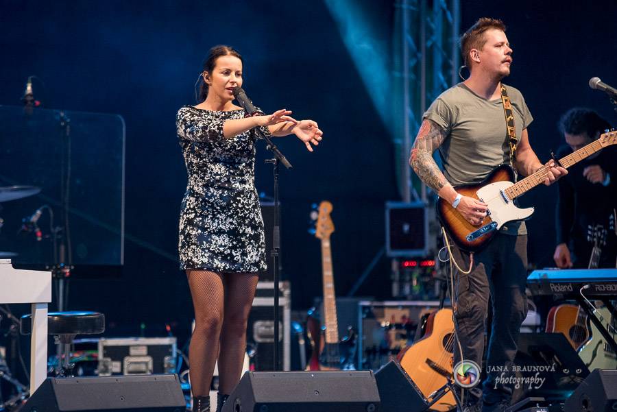 Miro Žbirka, Katarína Knechtová a Ondřej Ruml vystoupili v amfiteátru Loket přímo pod hradem