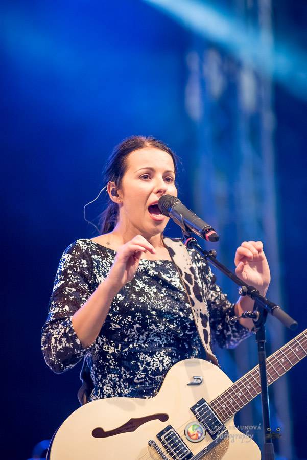 Miro Žbirka, Katarína Knechtová a Ondřej Ruml vystoupili v amfiteátru Loket přímo pod hradem