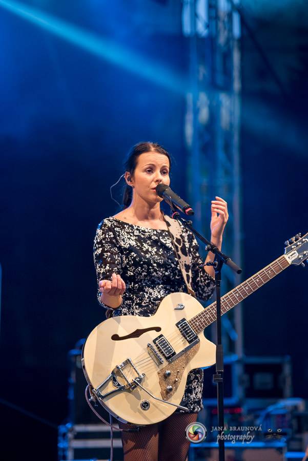 Miro Žbirka, Katarína Knechtová a Ondřej Ruml vystoupili v amfiteátru Loket přímo pod hradem